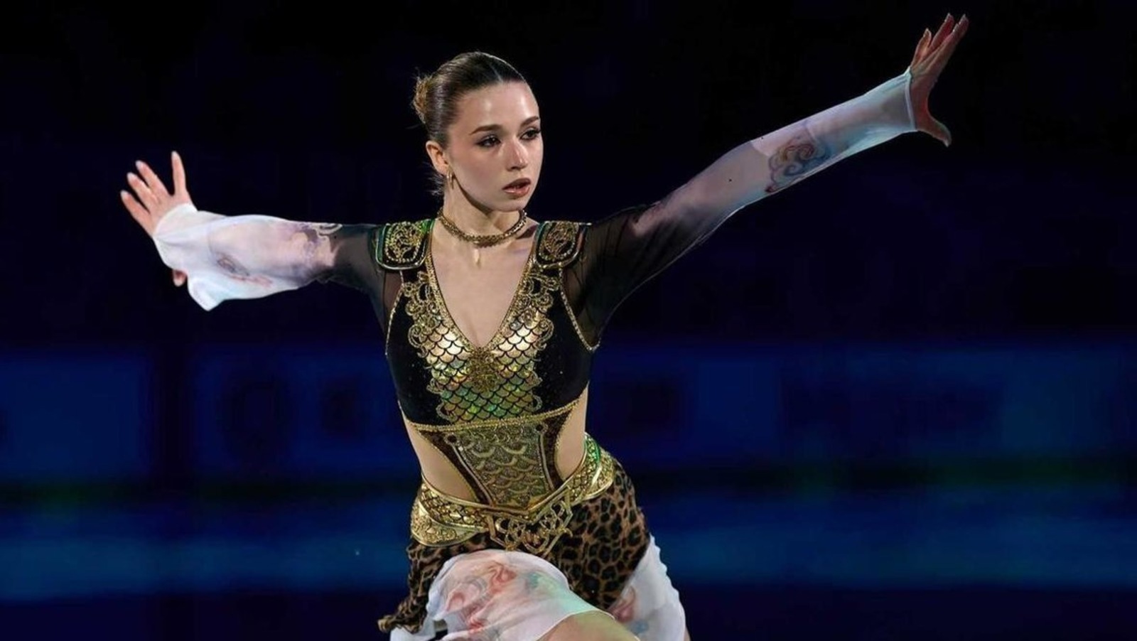 Йөзләгән җанатар каршы алган...