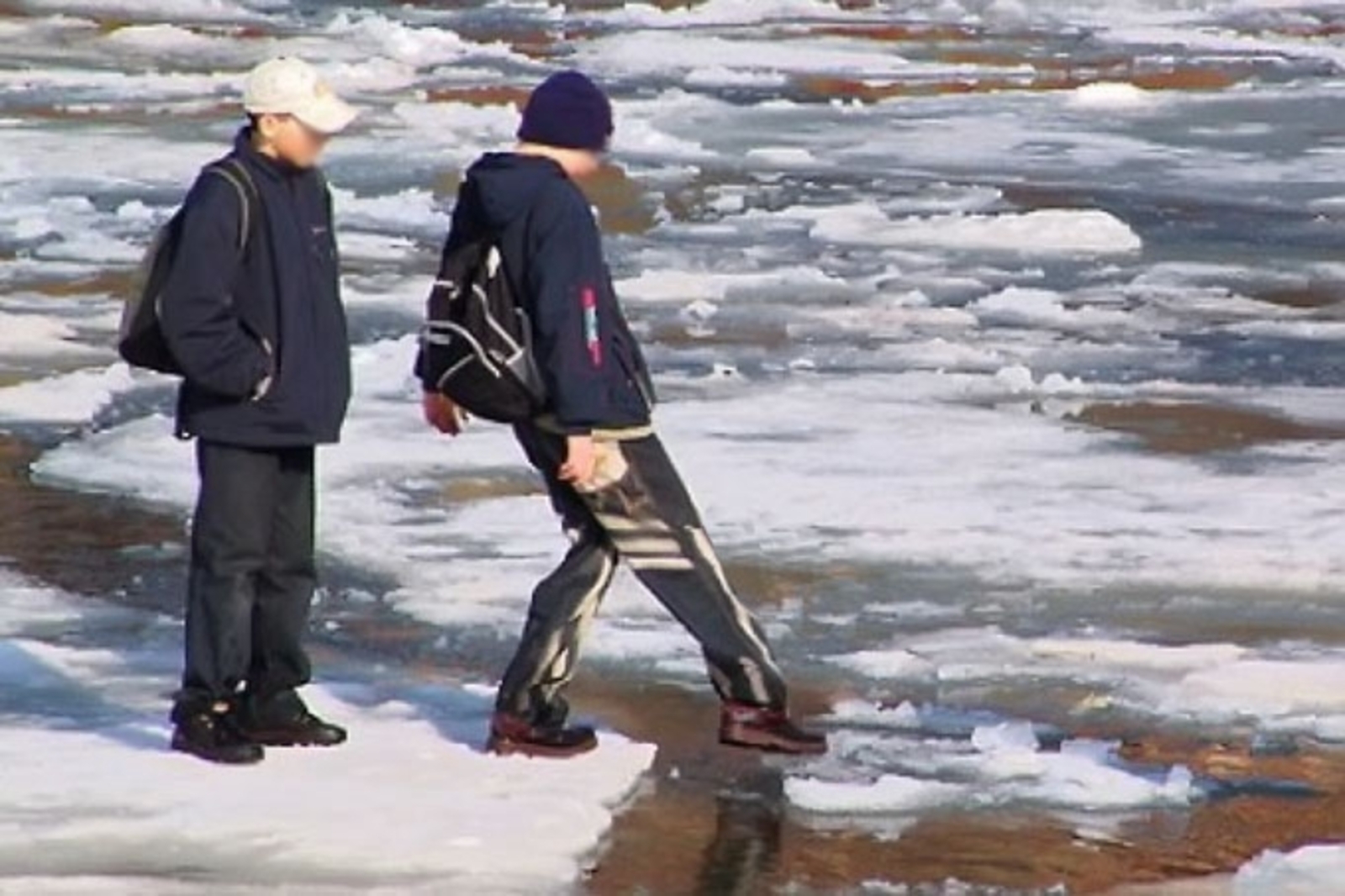 Язгы боз ястык калынлыгы булса да ышанма...