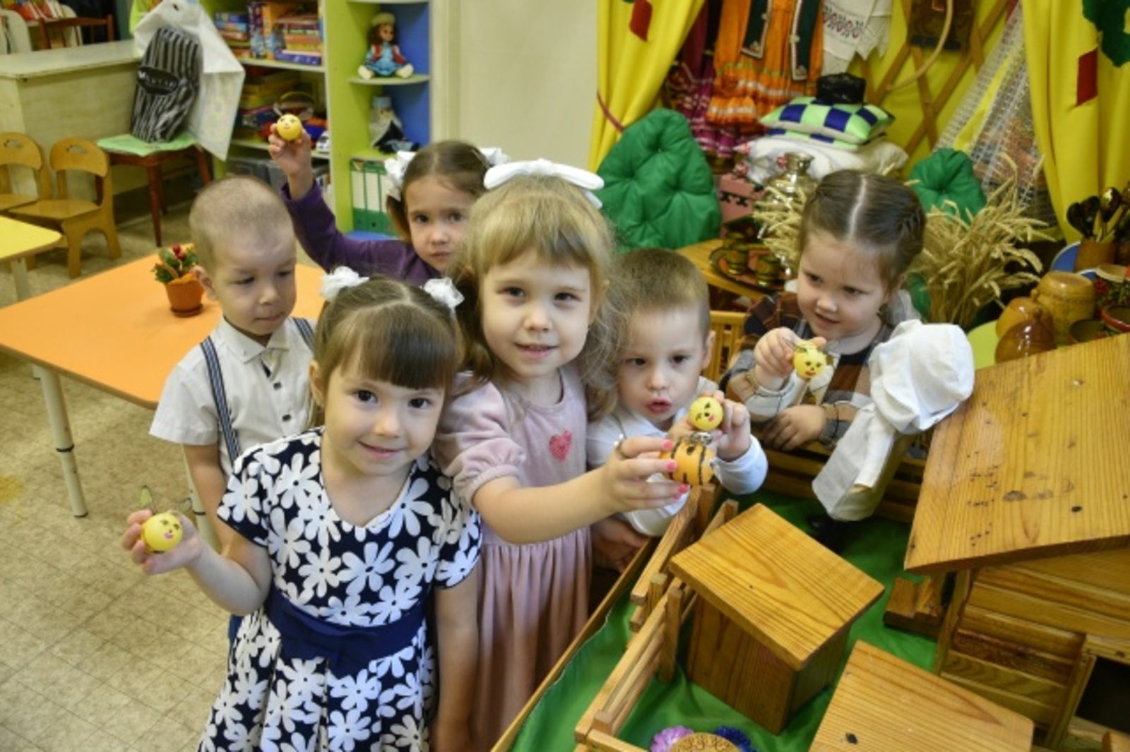 Үзебезнең уенчыклар белән уйнап үссеннәр!