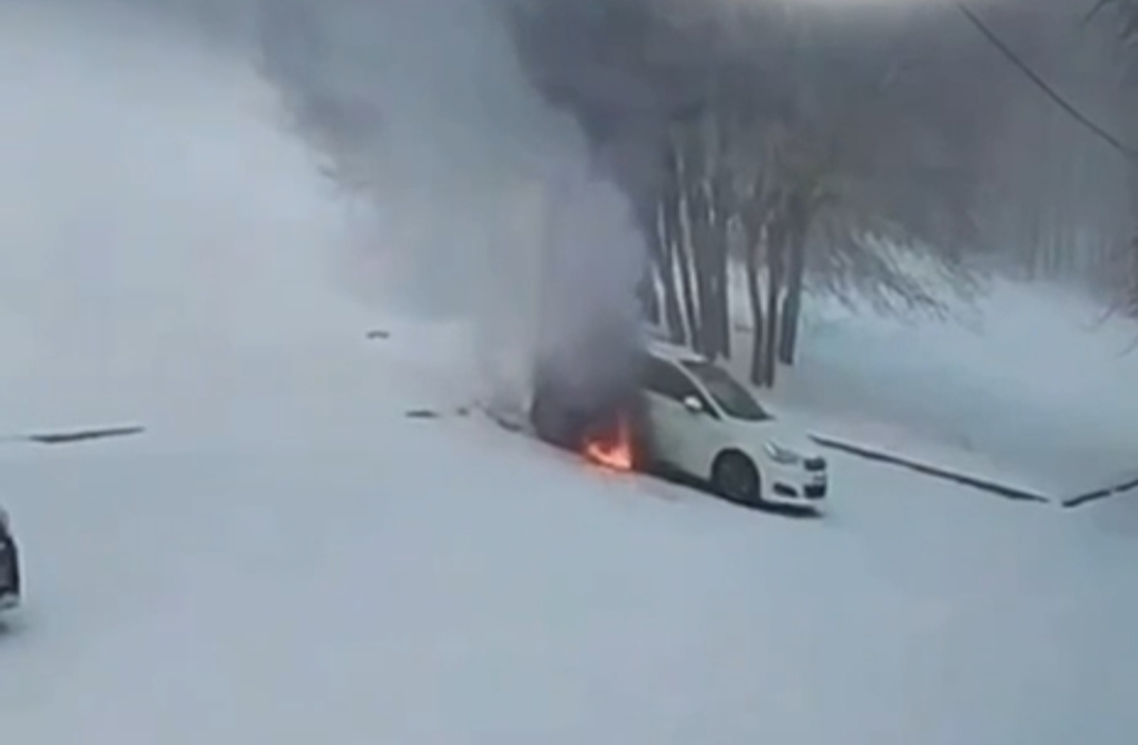 Парковкада торган машинага ут капкан