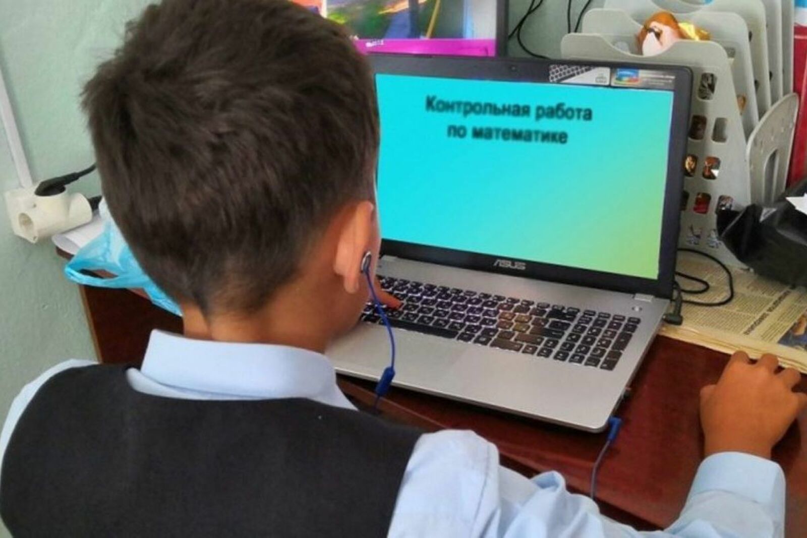Детей переводят на дистанционное обучение 2024. Дистанционное образование в школе. Интернет в школе. Дистанционный урок в ШК. Дети в компьютерном классе.