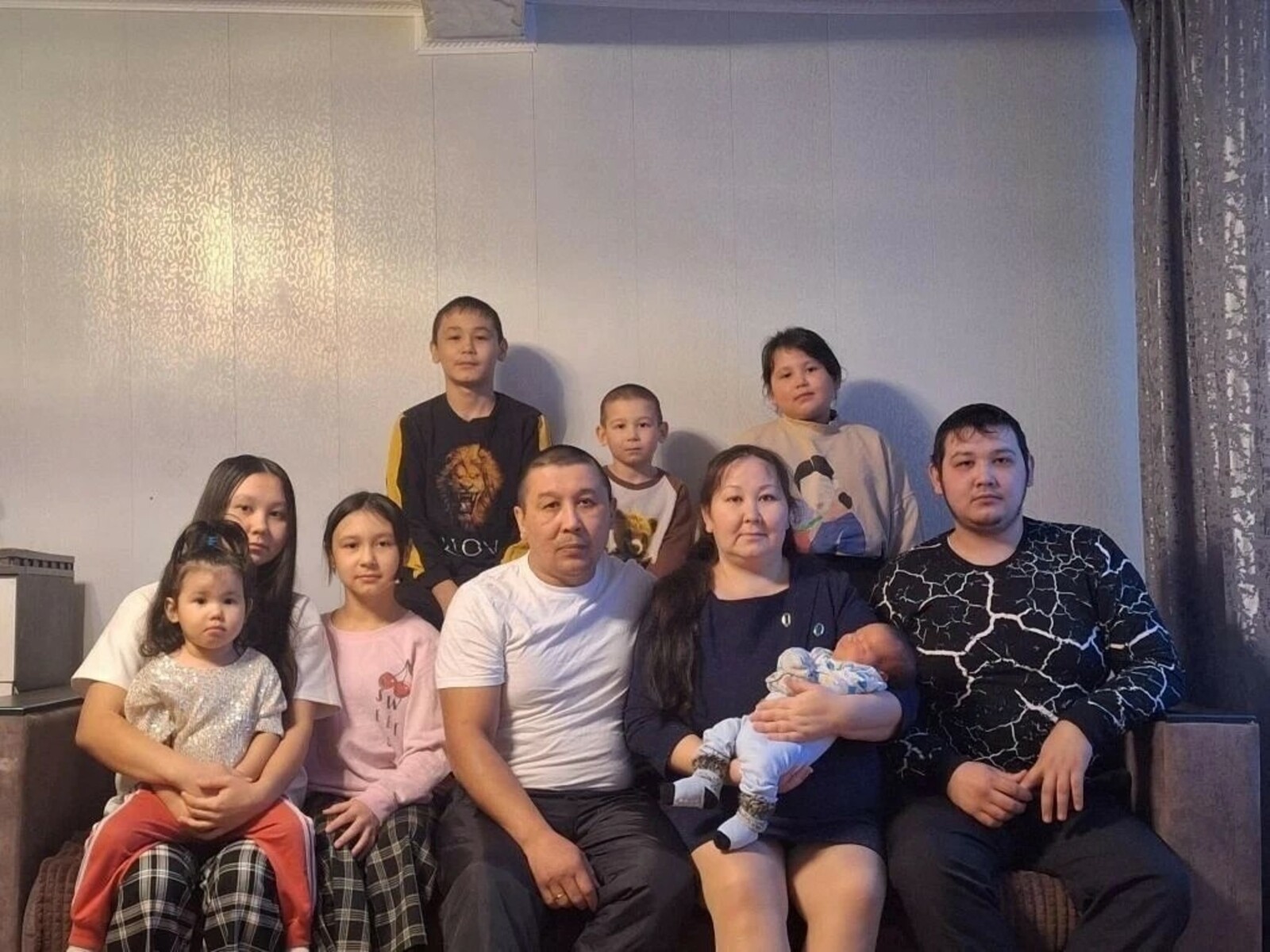 Дүрт апасына һәм өч абыйсына яраткан энекәш ул!